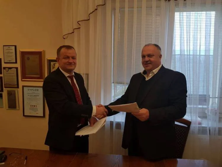 Umowa na budowę basenu w Korzennej podpisana