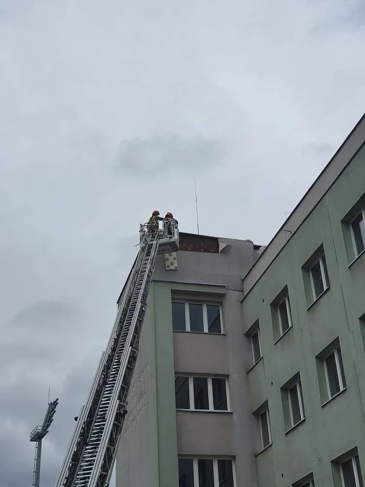 Wiatr uszkodził fragment elewacji na budynku sądeckiego szpitala