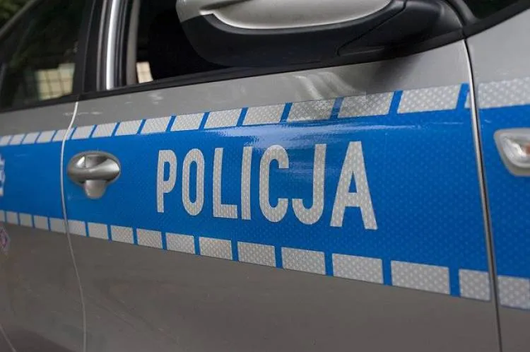 2-letnia dziewczynka połknęła baterię. W eskorcie Policji trafiła do szpitala