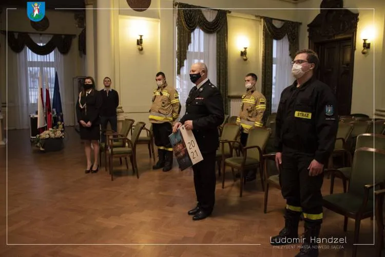 Władze miasta przekazały strażakom z OSP – Biegonice kombinezony ochronne