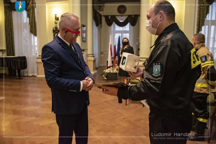 Władze miasta przekazały strażakom z OSP – Biegonice kombinezony ochronne