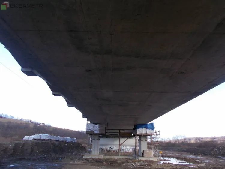 Konstrukcja mostu na rzece Dunajec w miejscowości Kurów ma już 540 m długości