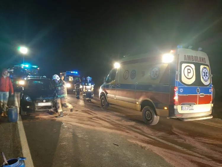 Wypadek w Ptaszkowej. Dwie osoby trafiły do szpitala