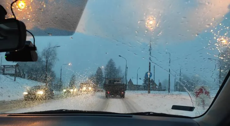 Sądecczyzna. Trudne warunki na drogach. Policjanci apelują o ostrożność