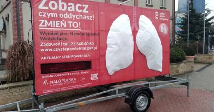 Przy Urzędzie Gminy Chełmiec pojawił się czujnik jakości powietrza w kształcie płuc