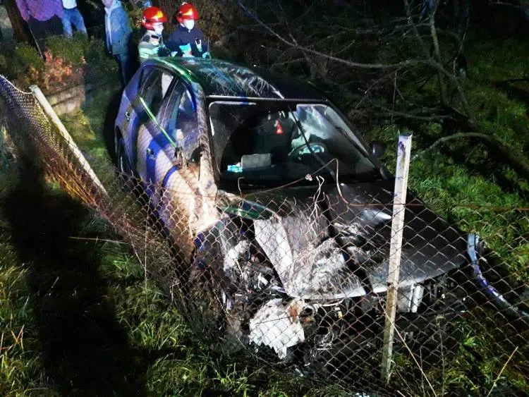 Wypadek w Naszacowicach. Samochód osobowy wypadł z drogi i uderzył w ogrodzenie posesji