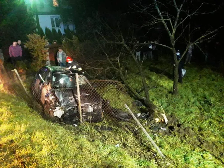 Wypadek w Naszacowicach. Samochód osobowy wypadł z drogi