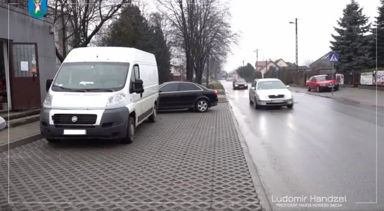 Nowy chodnik i zatoka parkingowa przy ul. Hallera