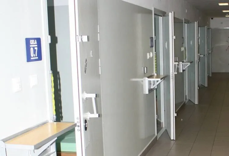 Kolejni sprawcy znęcania w rękach Policji. Jeden z nich został zatrzymany na dachu piętrowego budynku
