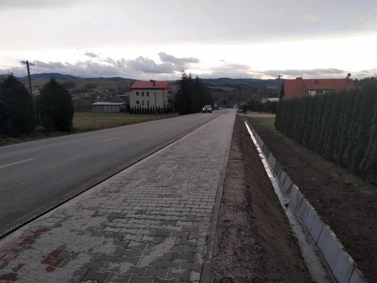 Zakończyły się prace przy budowie odcinka chodnika w Siedlcach