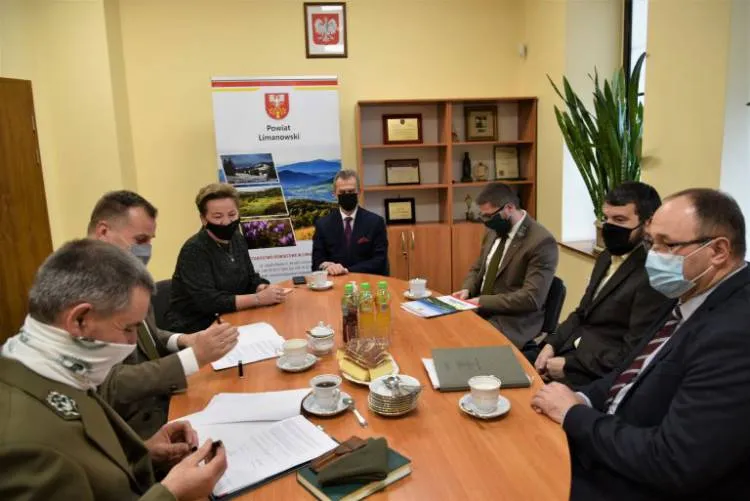W Starostwie Powiatowym w Limanowej podpisano porozumienie z Nadleśnictwami i Gorczańskim Parkiem Narodowym