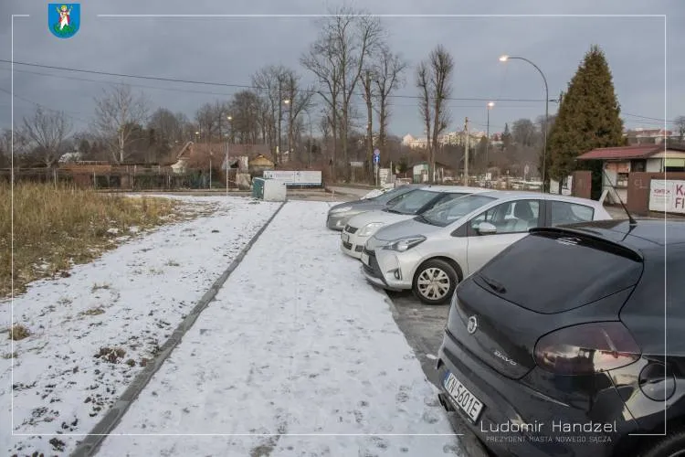 Trwa remont chodnika i zatoki parkingowej przy ul. Barbackiego Nowy Sącz