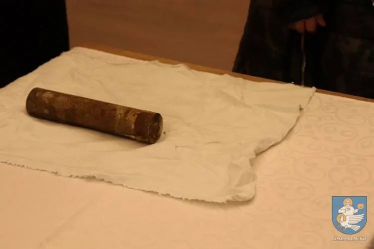 Podczas remontu dachu łąckiego kościoła znaleziono kapsułę czasu. Zobacz co było ukryte w jej wnętrzu