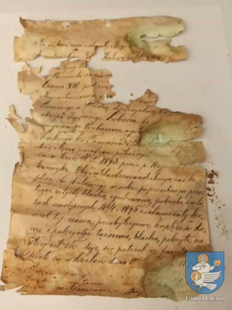 Podczas remontu dachu łąckiego kościoła znaleziono kapsułę czasu. Dzisiaj nastąpiło jej otwarcie