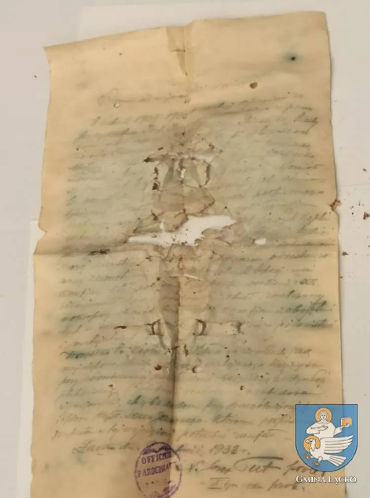 Podczas remontu dachu łąckiego kościoła znaleziono kapsułę czasu. Dzisiaj nastąpiło jej otwarcie