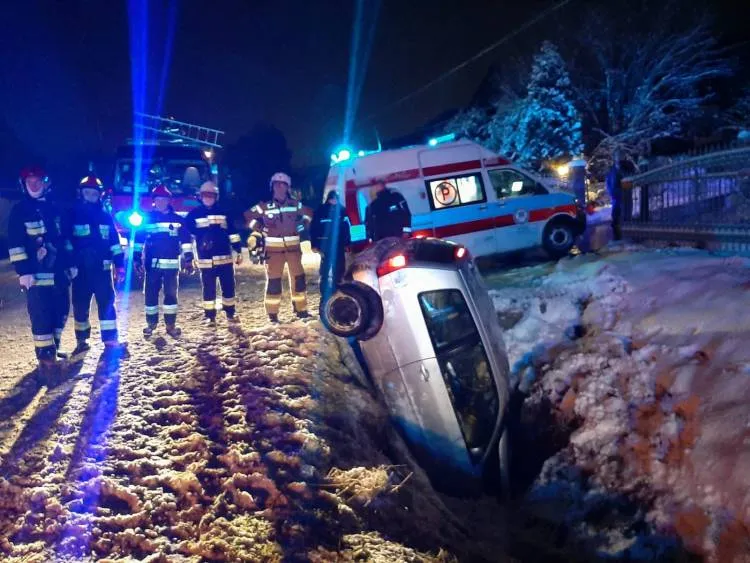 Wypadek w Łęce. Osobówka wypadła z drogi i wylądowała w rowie w pozycji pionowej