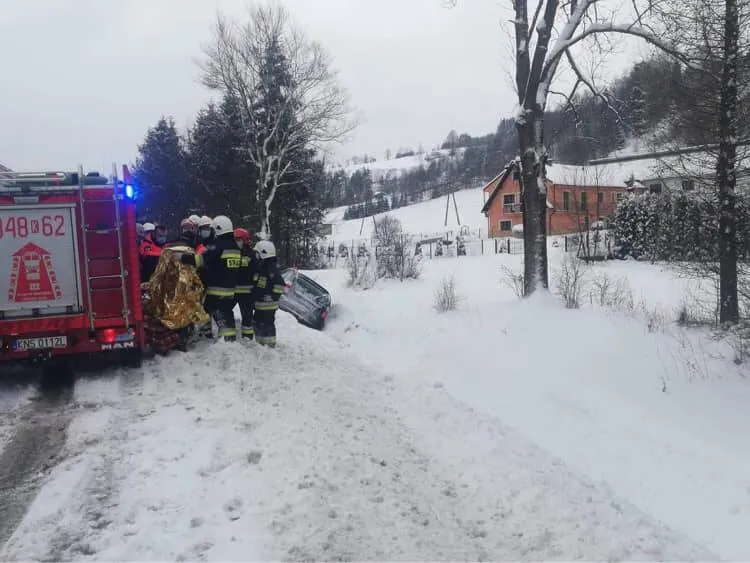 Na DK75 w Nowej Wsi osobówka wypadła z drogi