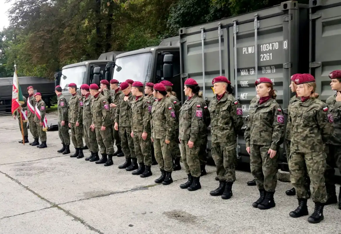 Uczniowie ZS w Marcinkowicach wzięli udział w uroczystościach z okazji Święta 6. Brygady Powietrznodesantowej w Krakowie