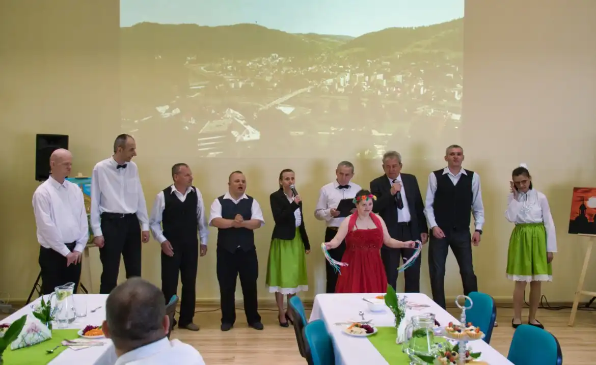 Powiatowy Ośrodek Wsparcia w Muszynie ma nowy samochód do przewozu osób niepełnosprawnych