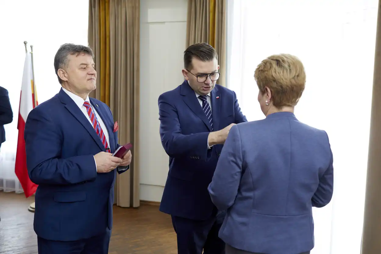Wojewoda Małopolski wręczył odznaczenia państwowe za zasługi na rzecz ochrony i bezpieczeństwa zdrowia publicznego