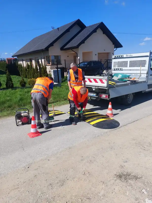 Stary Sącz stawia na bezpieczeństwo. Nowe progi na drogach