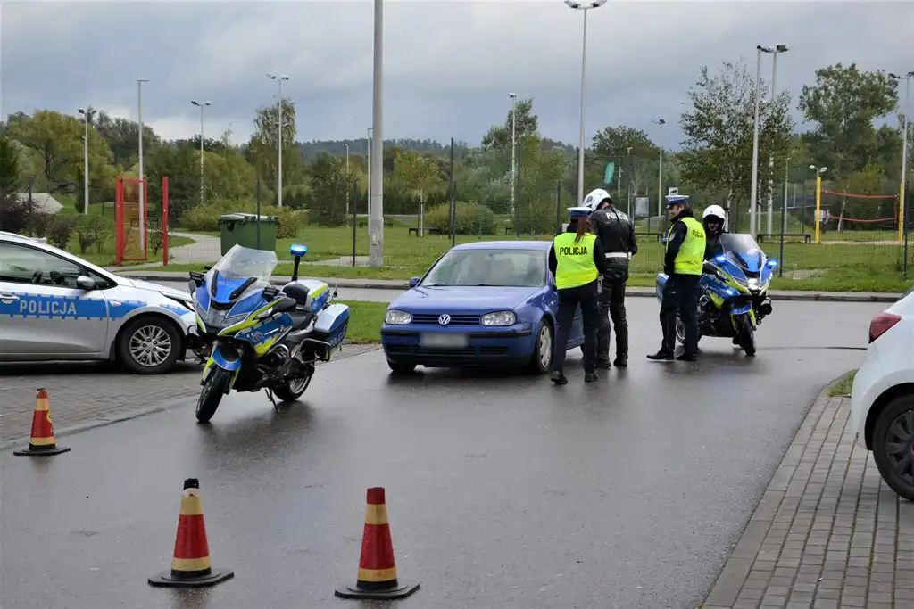 ROADPOL Safety Days z sądecką drogówką. Był symulator dachowania i alkogogle