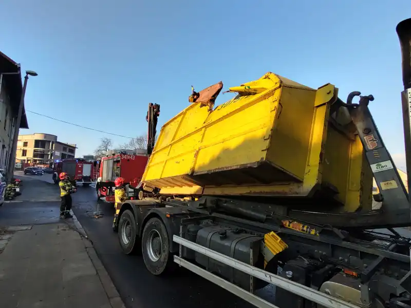 Nowy Sącz: na ul. Św. Kunegundy ciężarówka uderzyła w wiadukt