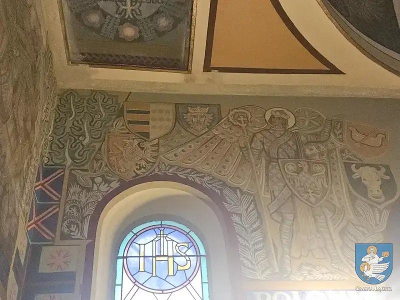Kościół w Łącku w trakcie renowacji. Malowidła na ścianach i nowa elewacja