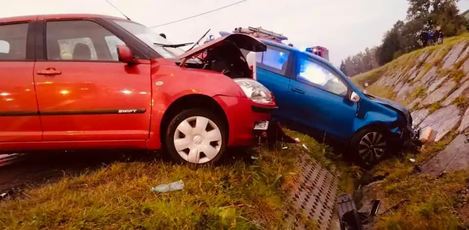 Kraksa na DK28 w Starej Wsi. Jedna osoba poszkodowana