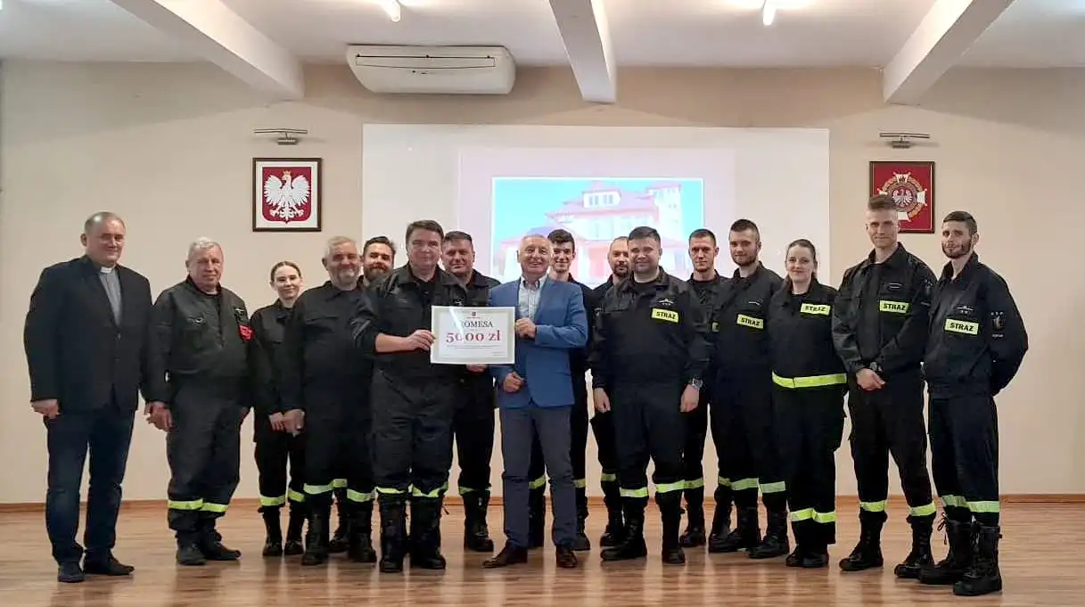Strażacy z Niskowej z promesą na zakup sprzętu