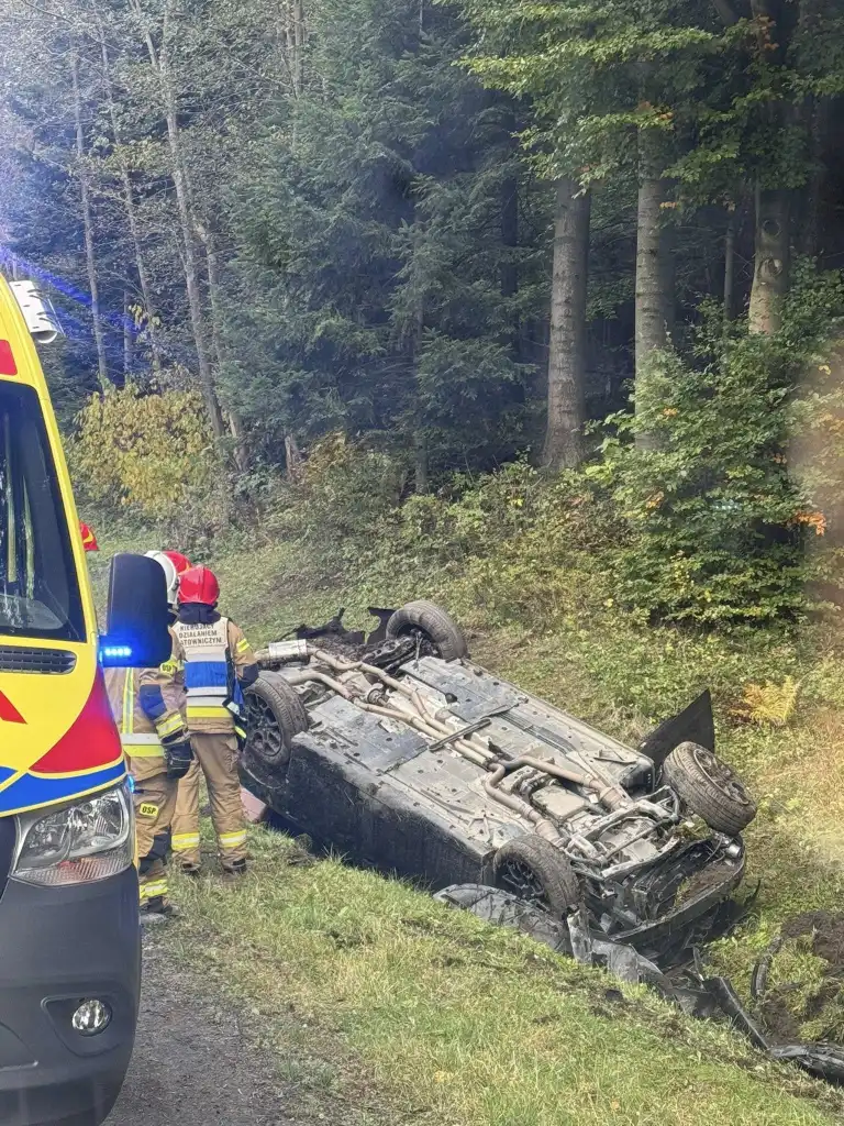 Dodge w rowie po dachowaniu. Służby interweniowały na DK75