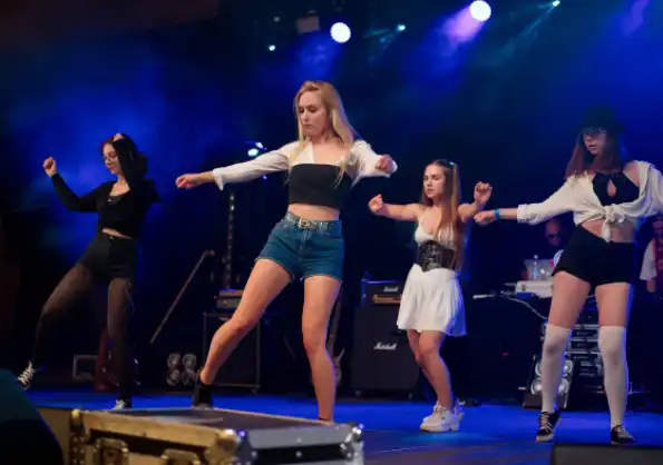 Bitwa breakdance w amfiteatrze Parku Strzeleckiego. O wygraną walczyły cztery grupy