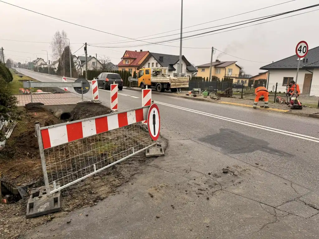 Kolejna inwestycja w Porębie Małej. Nowe przejście i oświetlenie