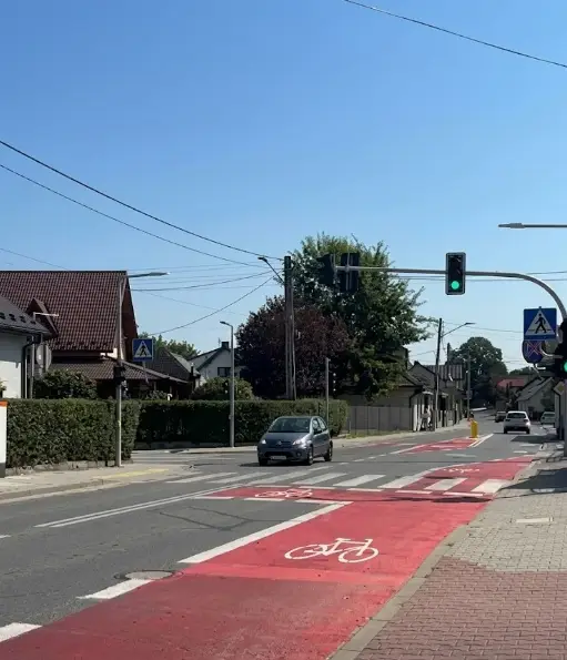 Bezpieczniej na skrzyżowaniu ul. Piłsudskiego i Podegrodzkiej. Ruszyła nowa sygnalizacja