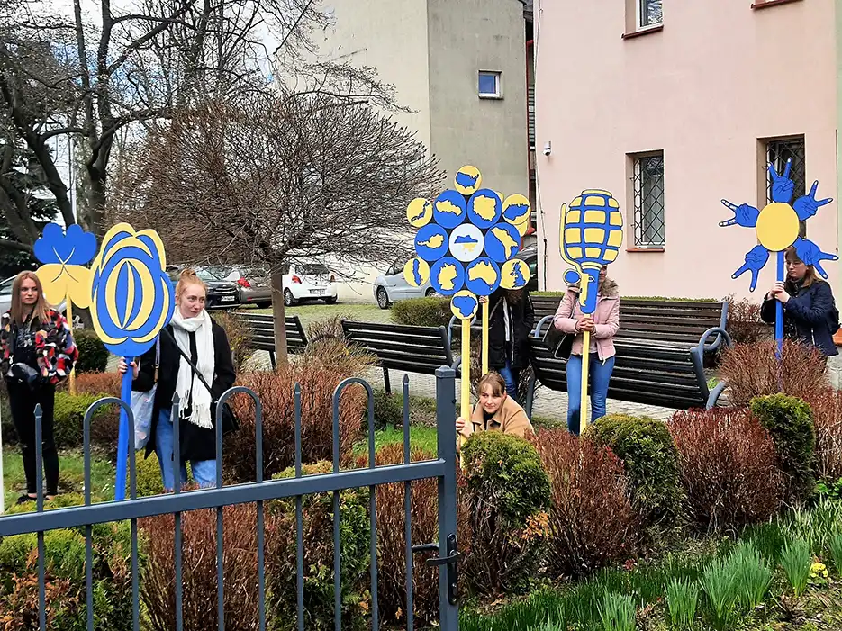Kwiaty dla Ukrainy - akcja artystyczna studentów PWSZ