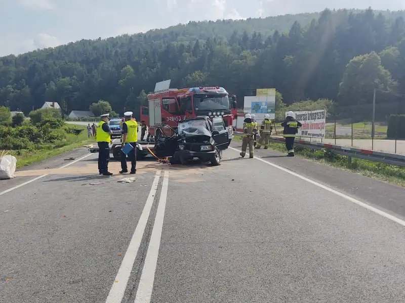 Wypadek na DK75 w Witowicach Dolnych. Jedna osoba była zakleszczona we wraku pojazdu