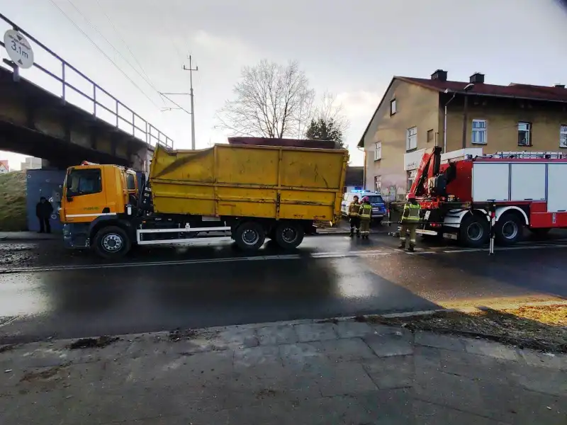 Nowy Sącz: na ul. Św. Kunegundy ciężarówka uderzyła w wiadukt