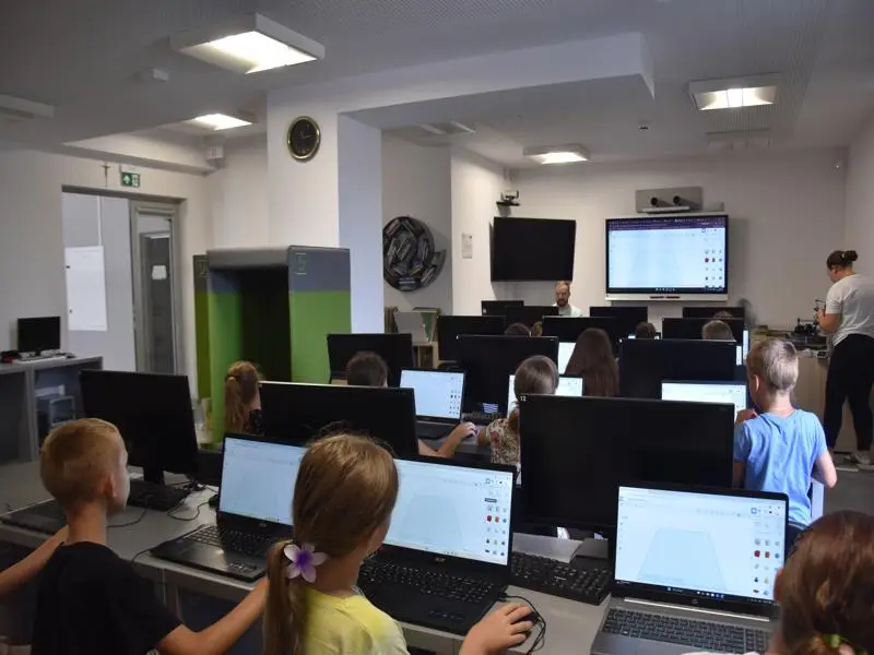 Wakacje z drukiem 3D. Biblioteka w Limanowej rozpoczęła cykl zajęć
