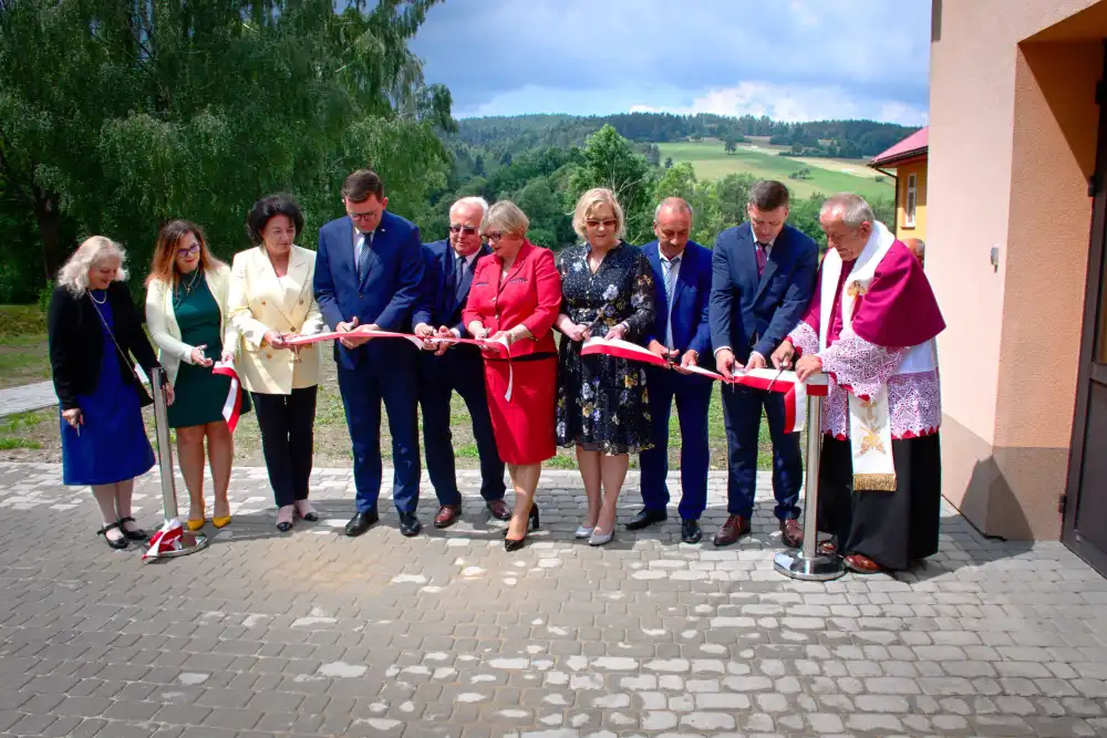 Szkoła Podstawowa w Śnietnicy z nowo dobudowaną częścią budynku