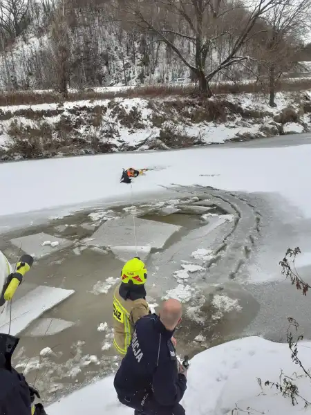 Niecodzienna interwencja policjantów z bieckiego Komisariatu i strażaków