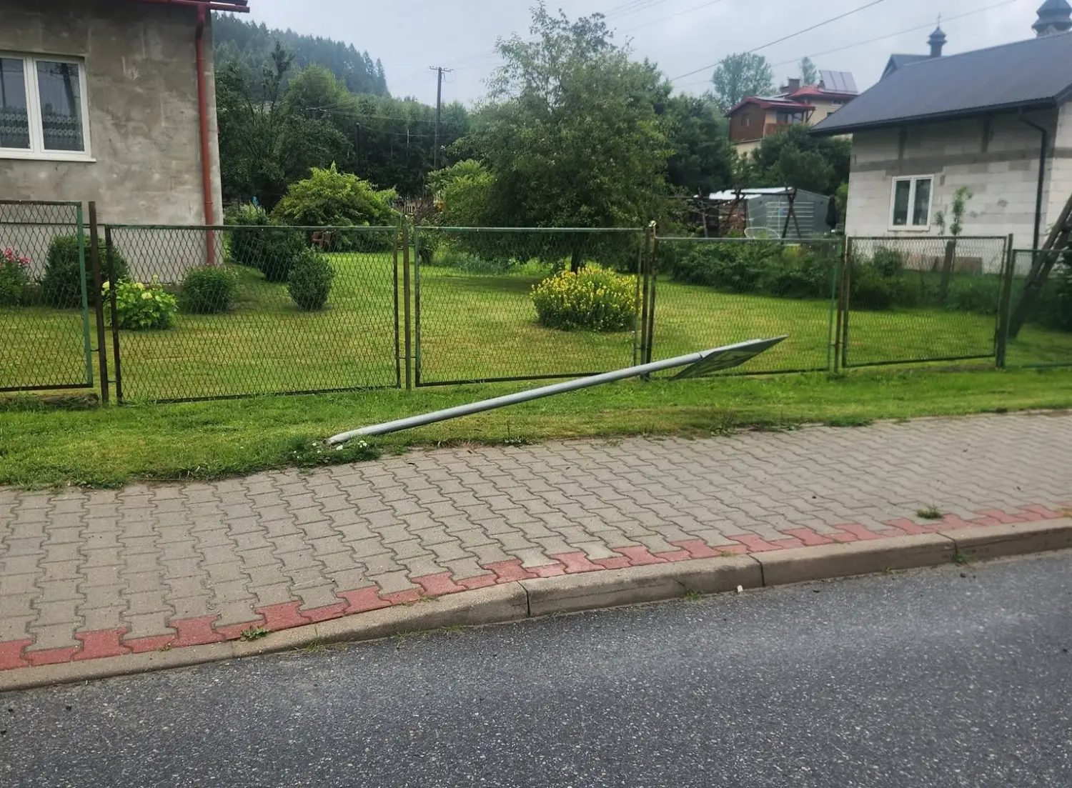 Nocny rajd wandali w Tyliczu. Połamali ławki i wyrwali kosze