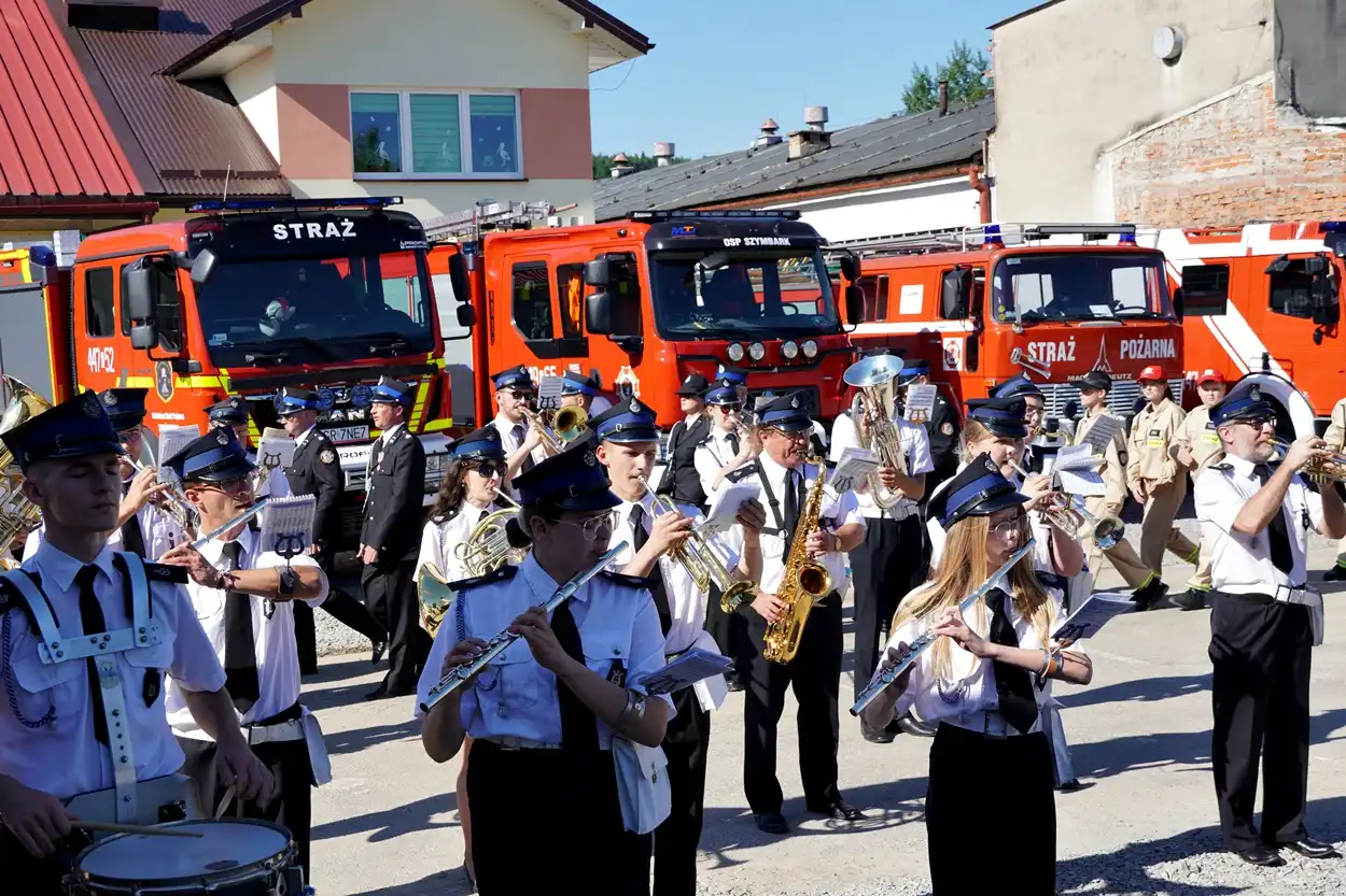 Strażacy z OSP w Klęczanach mają nowy samochód ratowniczo-gaśniczy i nowoczesną remizę