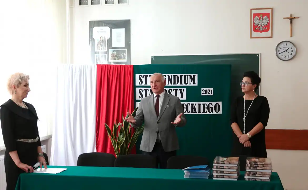 Starosta nowosądecki wręczył stypendia najzdolniejszym uczniom