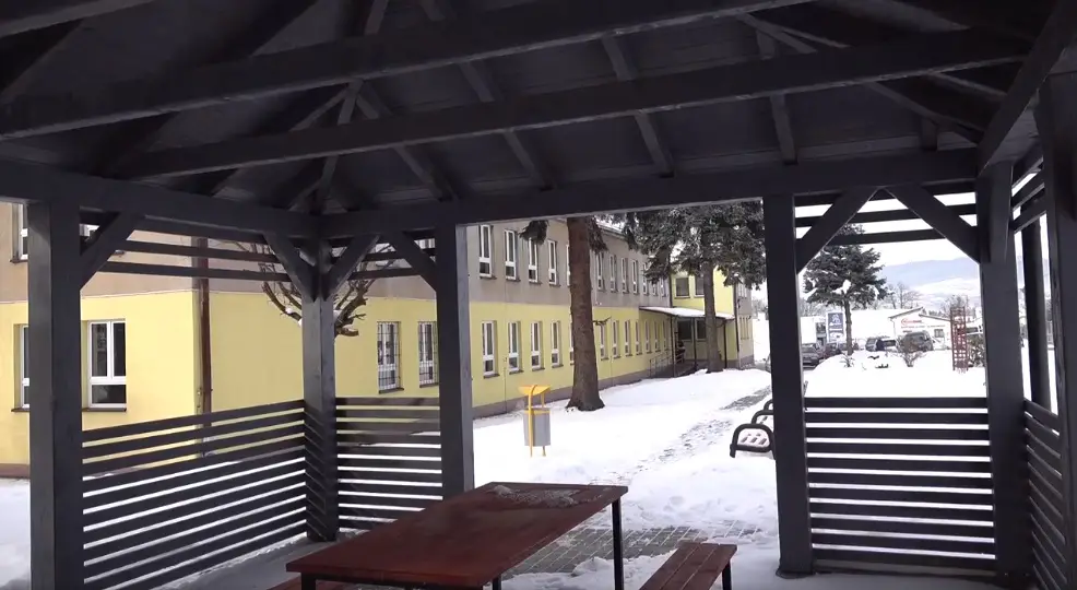 Przy Szkole Podstawowej nr 6 na Osiedlu Zabełcze została zamontowana wiata