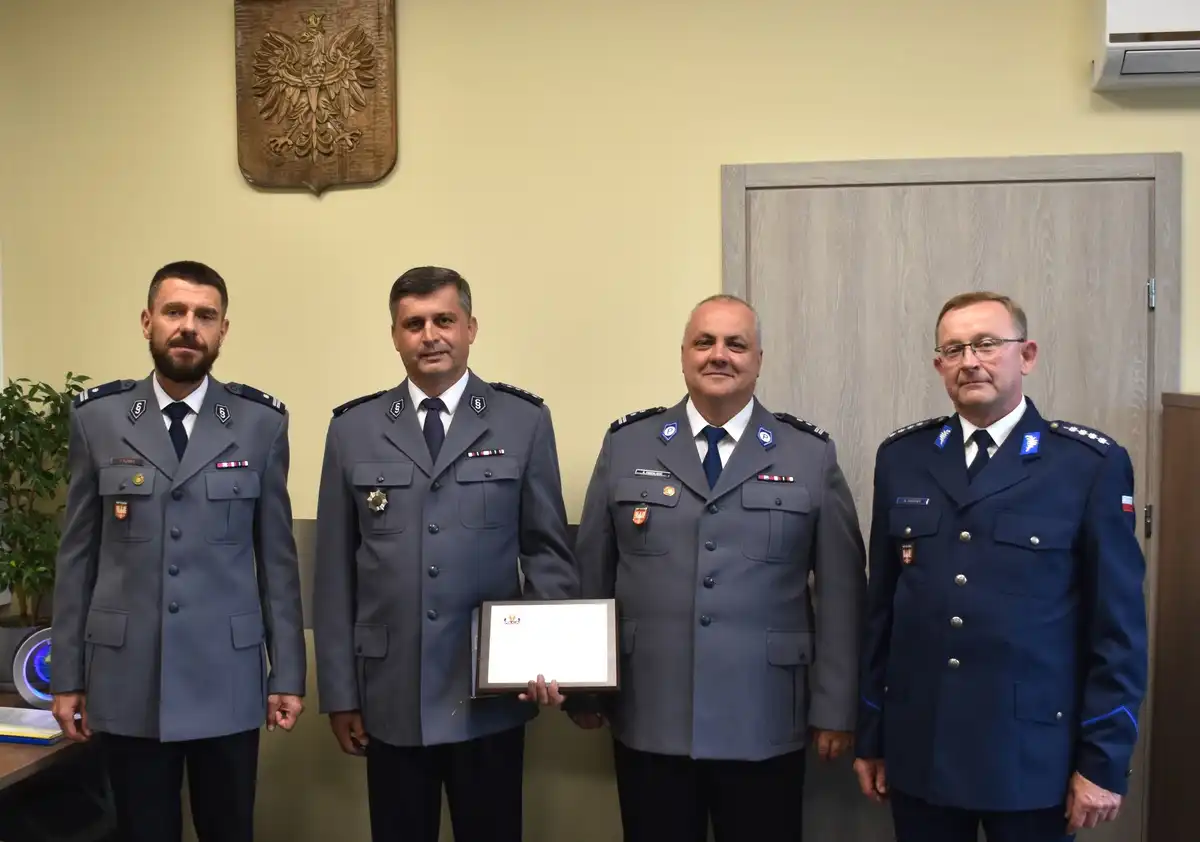 Komendant Komisariatu Policji w Tymbarku Andrzej Młynarczyk po 22 latach służby pożegnał się z mundurem