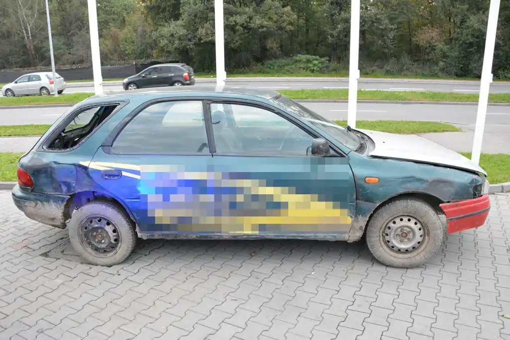 Cofnięty licznik, rozbite lampy, wybita szyba, a to nie wszystko. Takim samochodem poruszał się 56-latek