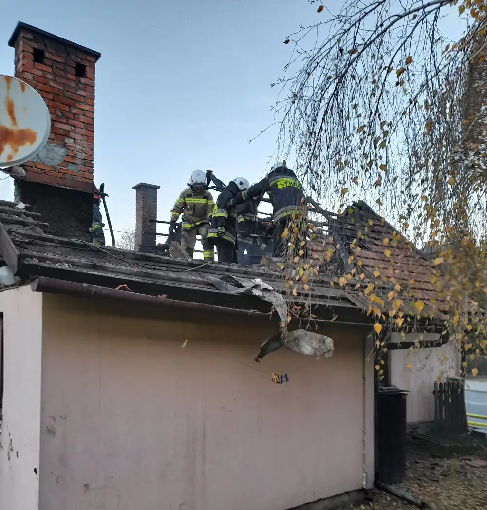 9 zastępów i 28 strażaków gasiło pożar budynku mieszkalnego w Barcicach