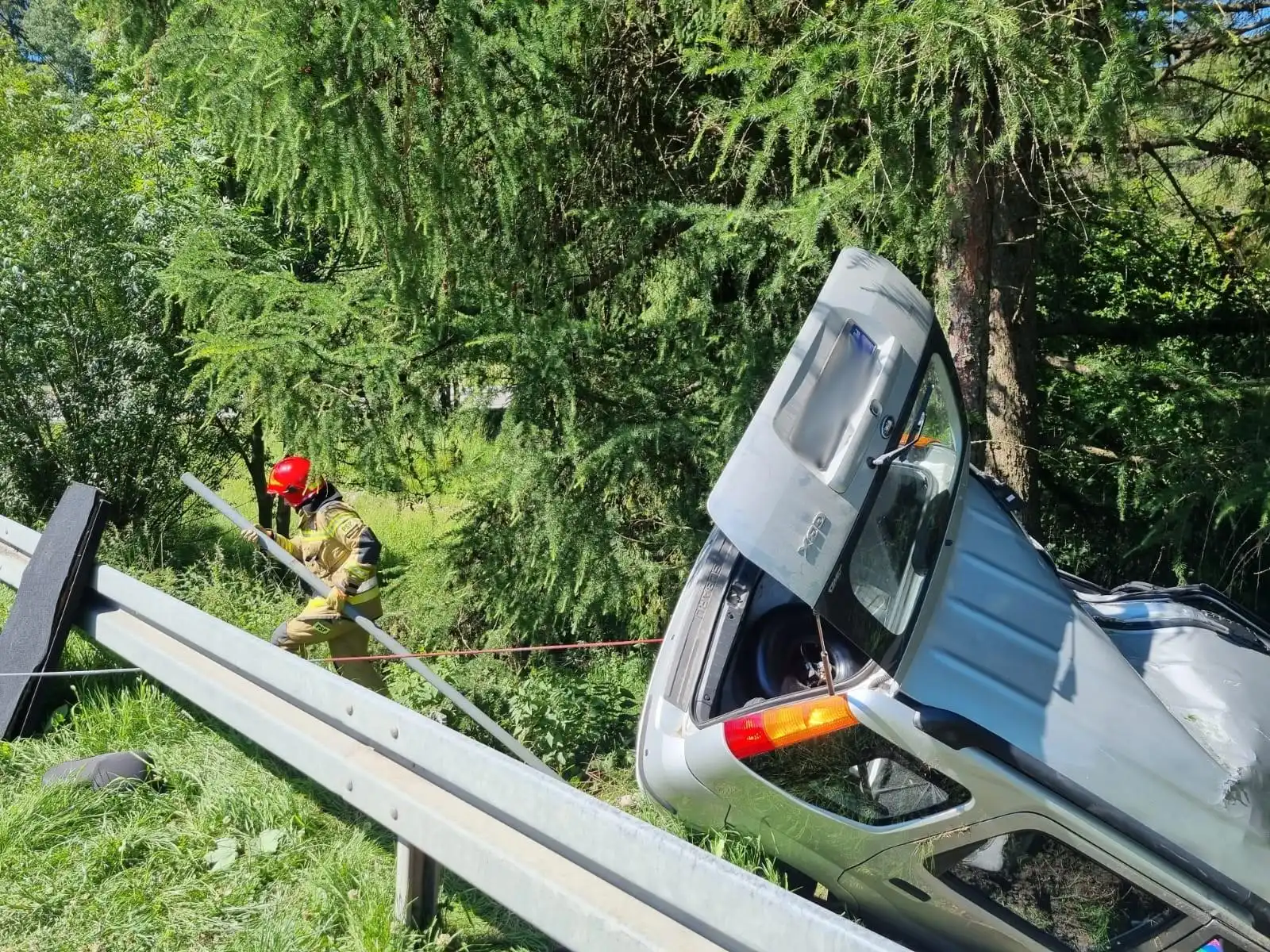 Wypadek w Krynicy-Zdroju. Samochód osobowy wypadł z drogi