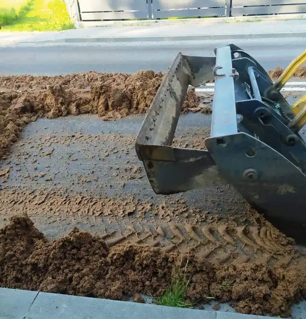 W Łososinie Dolnej wytłoki owocowe rozsypały się na drogę powiatową