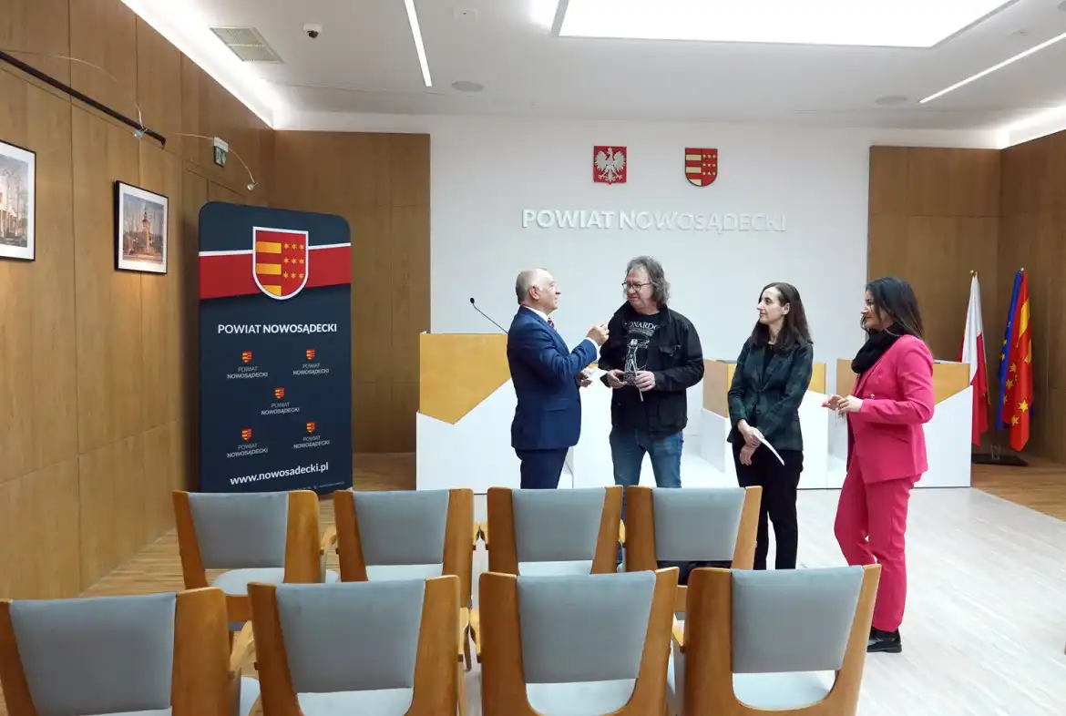 Galeria obrazów w sali obrad Starostwa Powiatowego